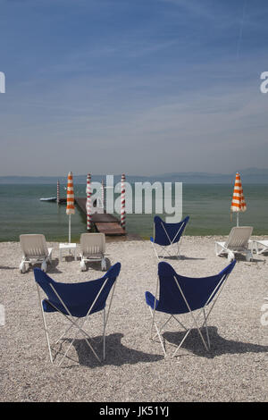 L'Italia, Lombardia, Lake District, il Lago di Garda e Sirmione, Lakeside Beach Foto Stock