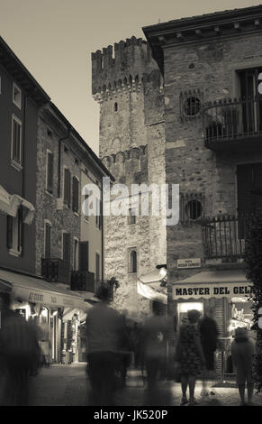 L'Italia, Lombardia, Lake District, il Lago di Garda e Sirmione, passeggiate nella città vecchia vicino a Castello Scaligero, b.1250, crepuscolo, NR Foto Stock