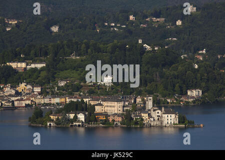 L'Italia, Piemonte, Lago d'Orta Orta San Giulio, ad alto angolo di visione della città e isola di San Giulio a Madonna del Sasso santuario Foto Stock