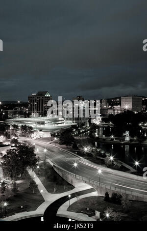 Stati Uniti d'America, Alabama, Huntsville, elevato angolo vista sulla città da Big Spring Park, crepuscolo Foto Stock