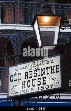 Stati Uniti d'America, Louisiana, New Orleans French Quarter, segno per Jean Lafitte's Old Absinthe House Bar, b. 1807 Foto Stock