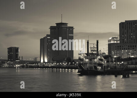 Stati Uniti d'America, Louisiana, New Orleans, World Trade Center, riverboat e Mississippi Riverfront, crepuscolo Foto Stock