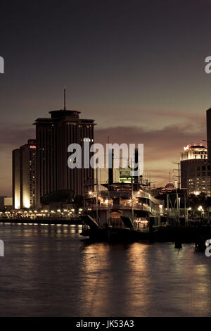 Stati Uniti d'America, Louisiana, New Orleans, World Trade Center, riverboat e Mississippi Riverfront, crepuscolo Foto Stock