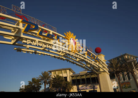 Stati Uniti d'America, Florida, Florida Panhandle, Panama City Beach, Pier Park Mall ingresso Front Beach Road, crepuscolo Foto Stock