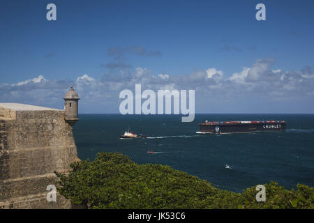 Puerto Rico, San Juan, San Juan Vecchia, El Morro Fortezza, torre di guardia e inclus arrivando a San Juan Porto Foto Stock