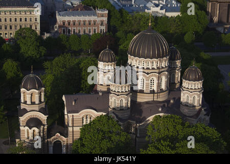 La Lettonia, Riga, Old Riga, Vecriga, elevati vista città con il russo cattedrale ortodossa Foto Stock