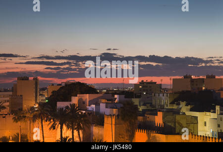 La Tunisia, tunisini Central Coast, Sfax, vista in elevazione della Medina lungo Avenue Ali Belhouane, sera Foto Stock