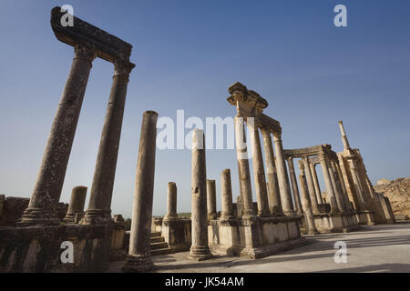 La Tunisia, Central Western Tunisia, Dougga, di epoca romana le rovine della città, sito Unesco, teatro Foto Stock