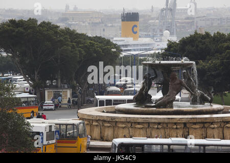 Malta, La Valletta, City Gate, Fontana del Tritone Foto Stock