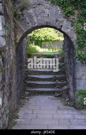 Villaggio costiero in Montenegro vantando porto pittoresco e colorato paesaggio Foto Stock