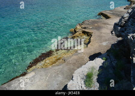 Villaggio costiero in Montenegro vantando porto pittoresco e colorato paesaggio. Acque blu cristallo di Sveti Stefan Foto Stock