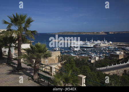 Malta e Gozo Island, Mgarr, la vista del porto con il traghetto Foto Stock