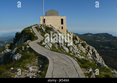 Villaggio costiero in Montenegro vantando porto pittoresco e colorato paesaggio Foto Stock