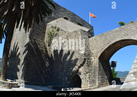 Villaggio costiero in Montenegro vantando porto pittoresco e colorato paesaggio Foto Stock