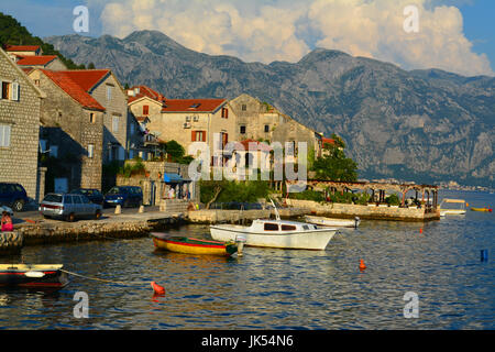 Villaggio costiero in Montenegro vantando porto pittoresco e colorato paesaggio Foto Stock