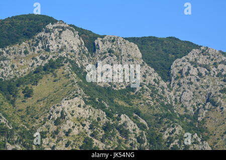 Villaggio costiero in Montenegro vantando porto pittoresco e colorato paesaggio Foto Stock