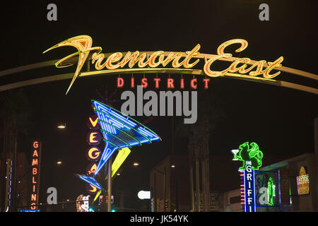 Stati Uniti d'America, Nevada, Las Vegas, Downtown, Fremont quartiere est, insegne al neon Foto Stock