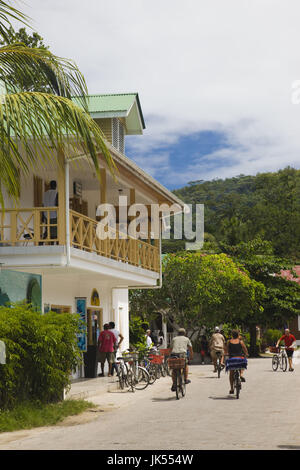 Seychelles, La Digue Island, La Passe, ciclisti (NR) Foto Stock