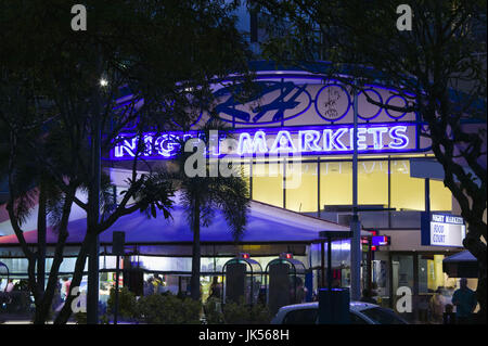 Australia, Queensland, costa Nord, Cairns, lungo l'Esplanade verso i mercati di notte, sera, Foto Stock