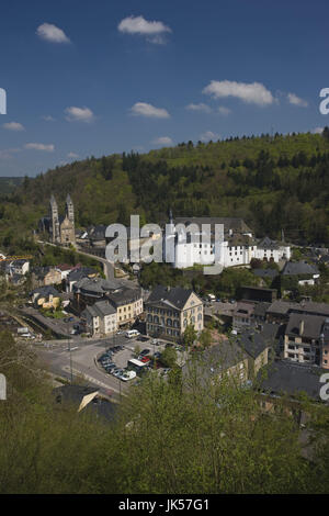 Lussemburgo, Clervaux, ad alto angolo di visione della città e il castello di Clervaux, secolo XII c, casa permanente della famiglia dell'uomo mostra fotografica, Foto Stock