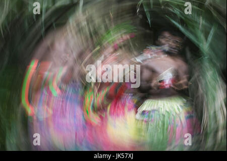 Vanuatu, dell'Isola di Tanna, Fetukai, Magia Nera e prova di Kava Tour-Villagers in abito nativo, motion blur, modello rilasciato, Foto Stock