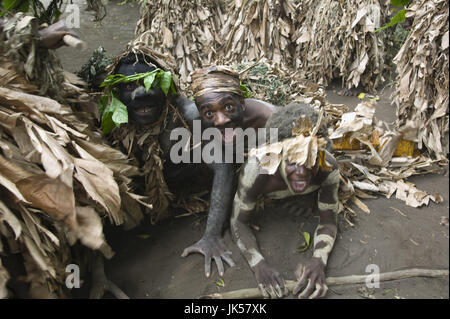 Vanuatu, dell'Isola di Tanna, Fetukai, Magia Nera e prova di Kava Tour-Villagers in abito nativo-warrior saluti, modello rilasciato, Foto Stock