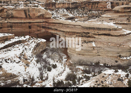 Stati Uniti d'America, Utah, ponti naturali monumento nazionale, il Kachina Bridge, inverno Foto Stock