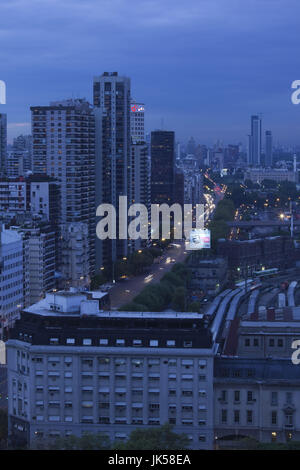 Argentina, Buenos Aires, Parque del Retiro, il traffico su Avenida del Libertador, antenna, sera Foto Stock