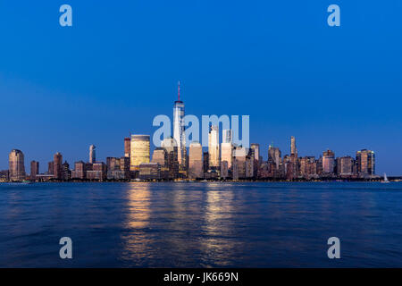 New York City Financial District grattacieli e sul fiume Hudson al crepuscolo. La parte inferiore di Manhattan Foto Stock