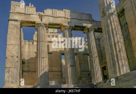 Atene, Grecia. Il 30 settembre, 2004. Rimane del pinacotheca (galleria di immagini), e le sue colonne doriche. L'ala sinistra dell'Propylaea, il gateway ingresso alla famosa antica Acropoli di Atene, capitale della Grecia, è un favorito il turismo internazionale di destinazione. Credito: Arnold Drapkin/ZUMA filo/Alamy Live News Foto Stock