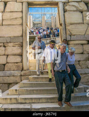 Atene, Grecia. Il 30 settembre, 2004. I turisti escono attraverso il Beule gate, al di sotto della scala fino al monumentale propilei, e l'entrata e l'uscita all'antica Acropoli di Atene in Grecia. Un sito Patrimonio Mondiale dell'UNESCO, .Acropoli preferito è un turismo internazionale di destinazione. Credito: Arnold Drapkin/ZUMA filo/Alamy Live News Foto Stock