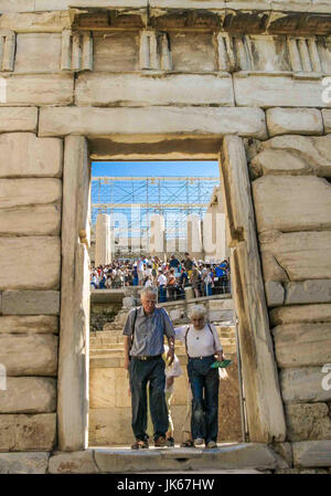 Atene, Grecia. Il 30 settembre, 2004. I turisti escono attraverso il Beule gate, al di sotto della scala fino al monumentale propilei, e l'entrata e l'uscita all'antica Acropoli di Atene in Grecia. Un sito Patrimonio Mondiale dell'UNESCO, .Acropoli preferito è un turismo internazionale di destinazione. Credito: Arnold Drapkin/ZUMA filo/Alamy Live News Foto Stock