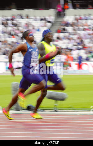 Londra, Regno Unito. 21 Luglio, 2017. David Brown (USA) avvicinando al traguardo in Uomini 200m T11 finale al mondo Para atletica in London Stadium, Queen Elizabeth Olympic Park. Brown ha tagliato il traguardo al terzo posto ma è stato premiato con la medaglia d argento dopo la squalifica di Timothée Adolphe (FRA) dovuta alla sua guida, Yannick Fonsat (FRA) che attraversano la linea prima di lui. La guida di partnership è marrone Jerome Avery (USA). Credito: Michael Preston/Alamy Live News Foto Stock