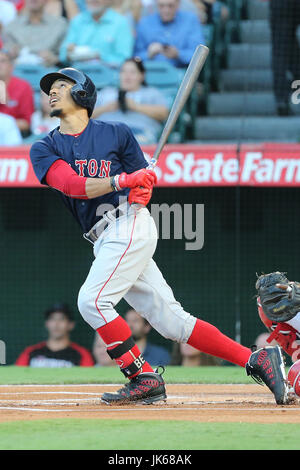 Anaheim, California, USA. 21 luglio 2017: Boston Red Sox diritto fielder Mookie Betts (50) occhi il suo leadoff unica nel primo inning di gioco tra Boston Red Sox e Los Angeles gli angeli di Anaheim, Angel Stadium di Anaheim, CA, fotografo: Pietro Joneleit Credito: Cal Sport Media/Alamy Live News Foto Stock