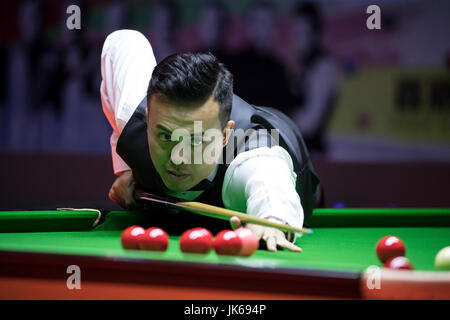 Hong Kong, Hong Kong. Il 22 luglio 2017. Marco fu di Hong Kong svolge un colpo durante il semi-finale match contro Neil Robertson di Australia il giorno 3 di 2017 Hong Kong Masters presso la Queen Elizabeth Stadium. Credito: Rayman Wai-man Cheuk/Alamy Live News Foto Stock