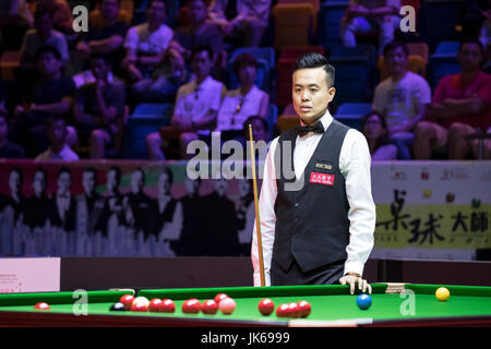 Hong Kong, Hong Kong. Il 22 luglio 2017. Marco fu di Hong Kong reagisce durante il semi-finale match contro Neil Robertson di Australia il giorno 3 di 2017 Hong Kong Masters presso la Queen Elizabeth Stadium. Credito: Rayman Cheuk/R-foto monocromatiche/Alamy Live News Foto Stock