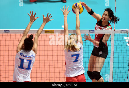 Hong Kong, Cina. 22 Luglio, 2017. Sarina Koga (R) del Giappone compete durante la partita contro la Serbia al FIVB World Grand Prix di Hong Kong, Cina, luglio 22, 2017. Credito: Lo Fai Ping/Xinhua/Alamy Live News Foto Stock