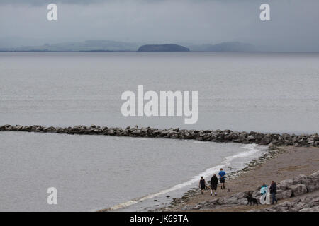 Sandylands Promenade Morecambe Lancashire, Regno Unito. 22 Luglio, 2017. Alta Marea a Sandylands beach in Morecambe su un grigio e nuvoloso mattina Credito: David Billinge/Alamy Live News Foto Stock