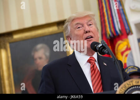 Washington, USA. 21 Luglio, 2017. Stati Uniti Presidente Trump parla mentre visitano con sopravvissuti della USS Arizona presso la Casa Bianca a Washington DC, luglio 21, 2017. Credito: Chris Kleponis/Piscina via CNP · nessun filo servizio · foto: Chris Kleponis/consolidato Notizie Foto/Chris Kleponis - Piscina via CNP/dpa/Alamy Live News Foto Stock