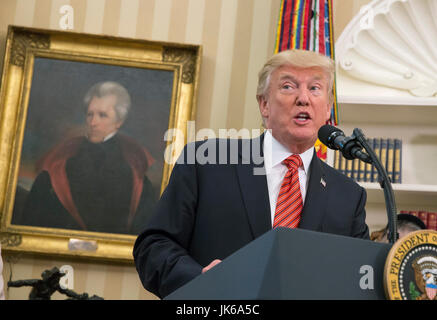 Washington, USA. 21 Luglio, 2017. Stati Uniti Presidente Trump parla mentre visitano con sopravvissuti della USS Arizona presso la Casa Bianca a Washington DC, luglio 21, 2017. Credito: Chris Kleponis/Piscina via CNP · nessun filo servizio · foto: Chris Kleponis/consolidato Notizie Foto/Chris Kleponis - Piscina via CNP/dpa/Alamy Live News Foto Stock