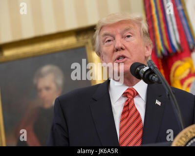 Washington, USA. 21 Luglio, 2017. Stati Uniti Presidente Trump parla mentre visitano con sopravvissuti della USS Arizona presso la Casa Bianca a Washington DC, luglio 21, 2017. Credito: Chris Kleponis/Piscina via CNP · nessun filo servizio · foto: Chris Kleponis/consolidato Notizie Foto/Chris Kleponis - Piscina via CNP/dpa/Alamy Live News Foto Stock