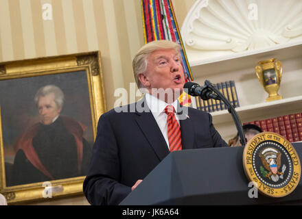 Washington, USA. 21 Luglio, 2017. Stati Uniti Presidente Trump parla mentre visitano con sopravvissuti della USS Arizona presso la Casa Bianca a Washington DC, luglio 21, 2017. Credito: Chris Kleponis/Piscina via CNP · nessun filo servizio · foto: Chris Kleponis/consolidato Notizie Foto/Chris Kleponis - Piscina via CNP/dpa/Alamy Live News Foto Stock