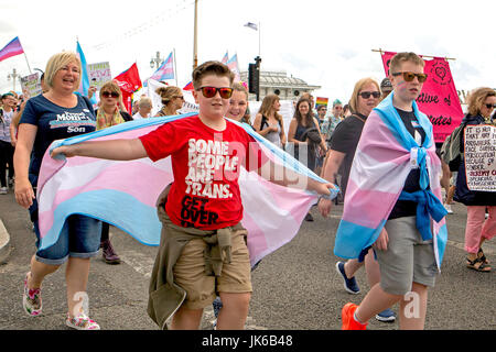 Brighton, Regno Unito. 22 Luglio, 2017. Trans Pride Brighton, ora nel suo quinto anno di processione lungo Brighton Seafront. Come un ente benefico registrato gestito esclusivamente da volontari, Trans Pride mirano ad ispirare tutti i trans, intersechi, variante di genere e queer persone per aiutare a fare una reale differenza per celebrare trans vive e la diversità di genere. Città di Brighton & Hove, East Sussex, Regno Unito. Il 22 luglio 2017. Credito: David Smith/Alamy Live News Foto Stock