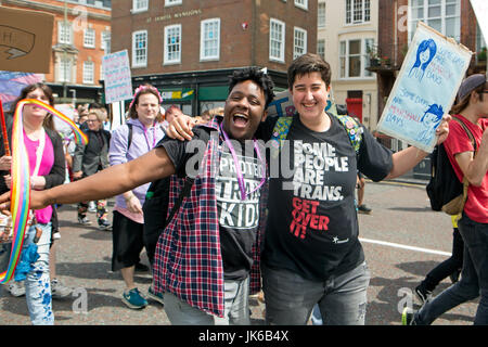 Brighton, Regno Unito. 22 Luglio, 2017. Trans Pride Brighton, ora nel suo quinto anno di processione lungo Brighton Seafront. Come un ente benefico registrato gestito esclusivamente da volontari, Trans Pride mirano ad ispirare tutti i trans, intersechi, variante di genere e queer persone per aiutare a fare una reale differenza per celebrare trans vive e la diversità di genere. Città di Brighton & Hove, East Sussex, Regno Unito. Il 22 luglio 2017. Credito: David Smith/Alamy Live News Foto Stock