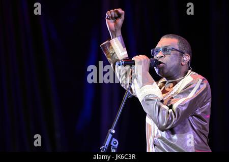 Alcala la Real Jaen, Spagna. 21 Luglio, 2017. Youssou N'Dour eseguire al festival Etnosur. Youssou N'Dour, un artista di grande proiezione internazionale e uno del più grande esponente del 'mbalax', genere di africana di musica popolare che si svolge in Senegal e Gambia. Etnosur è un festival di musica etnica che si celebra ogni anno nel sud della Spagna. Foto M.Ramirez/Alamy Live News Foto Stock