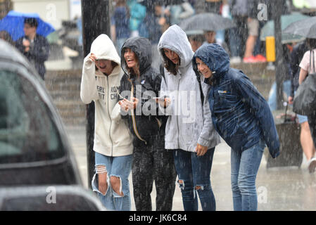 Piccadilly Circus, Londra, Regno Unito. Il 22 luglio 2017. Acquazzoni pesanti di pioggia a Londra. Credito: Matteo Chattle/Alamy Live News Foto Stock