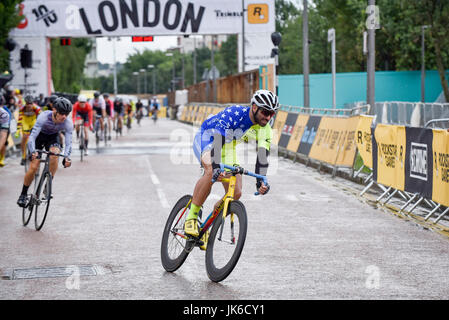 Londra, Regno Unito. 22 luglio 2017. World Class international ciclisti prendere parte alla tappa di Londra della Red Hook Criterium intorno a Penisola di Greenwich. Heavy Rain docce rende la guida giri intorno al 1 km di strada sul circuito di ingranaggio fisso biciclette con freni non ancora di più di una sfida come piloti negoziare più riscalda per tentare di qualificarsi per una serata finale. Credito: Stephen Chung / Alamy Live News Foto Stock