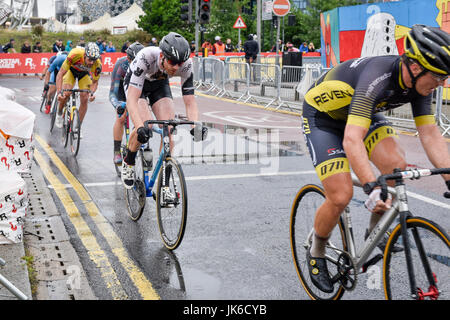 Londra, Regno Unito. 22 luglio 2017. World Class international ciclisti prendere parte alla tappa di Londra della Red Hook Criterium intorno a Penisola di Greenwich. Heavy Rain docce rende la guida giri intorno al 1 km di strada sul circuito di ingranaggio fisso biciclette con freni non ancora di più di una sfida come piloti negoziare più riscalda per tentare di qualificarsi per una serata finale. Credito: Stephen Chung / Alamy Live News Foto Stock