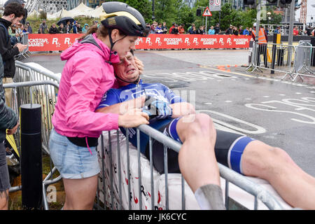 Londra, Regno Unito. 22 luglio 2017. Un pilota riceve attenzione dopo un crash. World Class international ciclisti prendere parte alla tappa di Londra della Red Hook Criterium intorno a Penisola di Greenwich. Heavy Rain docce rende la guida giri intorno al 1 km di strada sul circuito di ingranaggio fisso biciclette con freni non ancora di più di una sfida come piloti negoziare più riscalda per tentare di qualificarsi per una serata finale. Credito: Stephen Chung / Alamy Live News Foto Stock