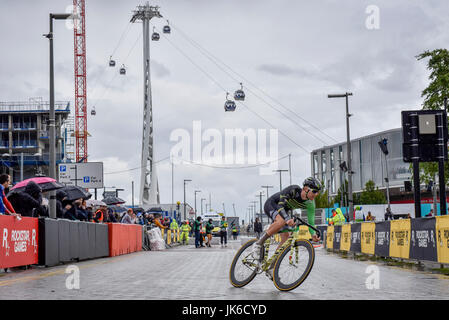 Londra, Regno Unito. 22 luglio 2017. World Class international ciclisti prendere parte alla tappa di Londra della Red Hook Criterium intorno a Penisola di Greenwich. Heavy Rain docce rende la guida giri intorno al 1 km di strada sul circuito di ingranaggio fisso biciclette con freni non ancora di più di una sfida come piloti negoziare più riscalda per tentare di qualificarsi per una serata finale. Credito: Stephen Chung / Alamy Live News Foto Stock